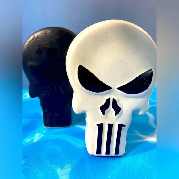 Marvel The Punisher - Black &  White Skull Logo Ceramic Salt & Pepper Shaker Set - Picture 1 of 11